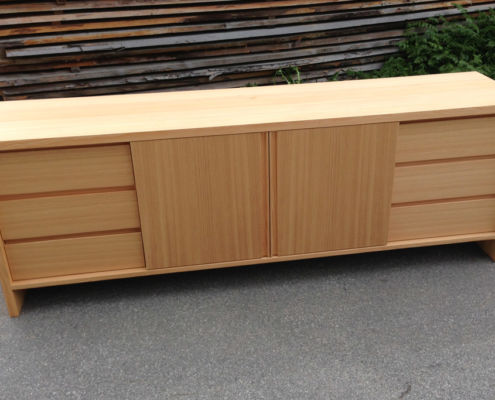 Sideboard in Lärche mit Schiebetüren